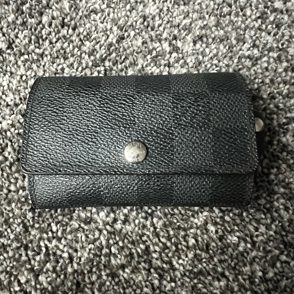 LOUIS VUITTON
Damier Graphite 6 Ring Key Holder.